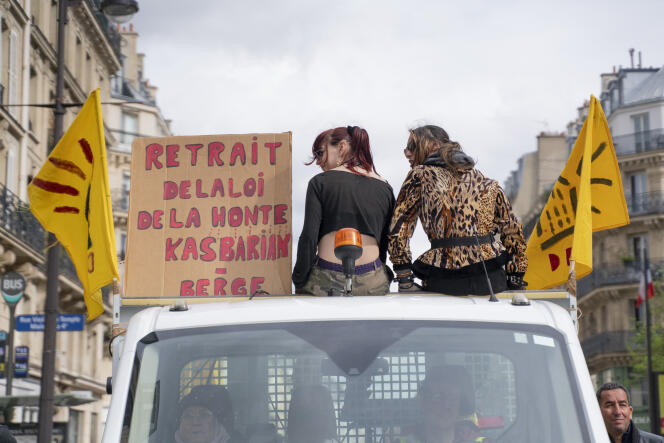 Demonstration against the Kasbarian-Bergé law and for the right to housing for all, in Paris, on April 1, 2023.