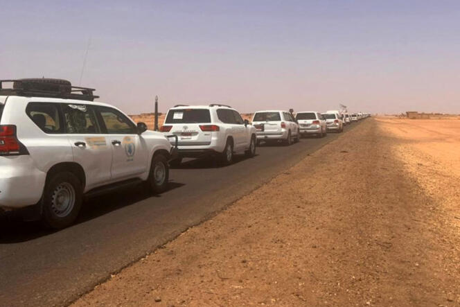 A convoy leaving Khartoum advances on a road in the direction of Port Sudan, on April 23, 2023.
