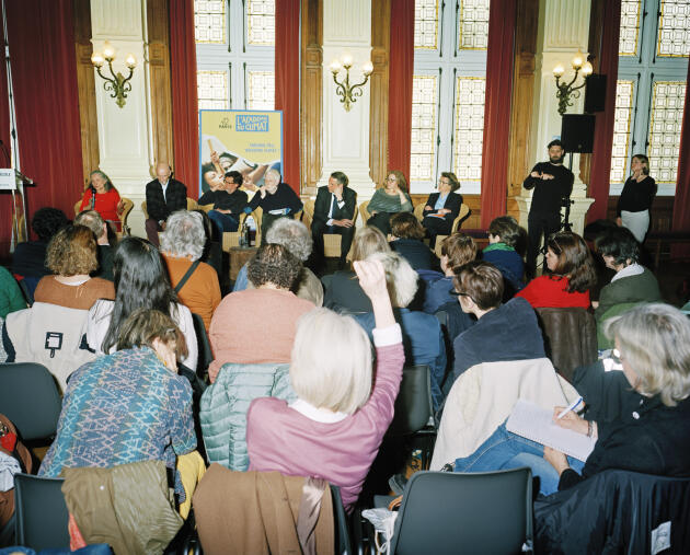 Isabelle Filliozat (à gauche), lors d’une table ronde sur l’école organisée par la Mairie de Paris à l’Academie du climat, à Paris, le 12 avril 2023.