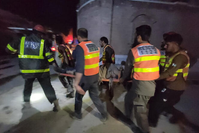 Los equipos de rescate evacuan a una víctima herida después de la explosión de una bomba, en Kabal, Pakistán, el 24 de abril de 2023.