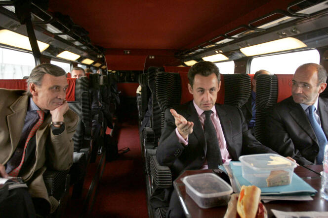 Nicolas Sarkozy on a train, accompanied by François de La Brosse (left) and Eric Woerth (right), during his presidential campaign in 2007