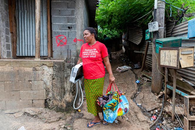 Une femme déménage ses affaires du quartier Talus 2 situé à Koungou, à Mayotte, avant la suspension de l’évacuation du bidonville par le tribunal judiciaire, le 24 avril 2023.