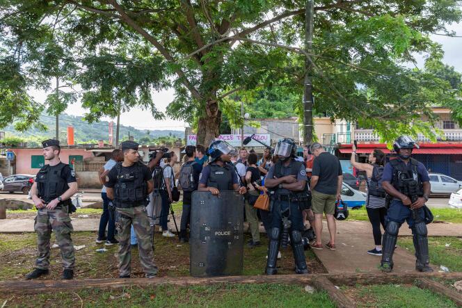 Las fuerzas de seguridad aseguran un punto de prensa para el prefecto de Mayotte, Thierry Suquet, en el pueblo de Tsoundzou donde estallaron enfrentamientos la víspera entre los habitantes del pueblo y el CRS 8. 24 de abril.