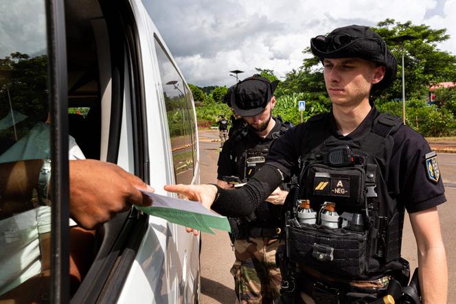 Des gendarmes français contrôlent des automobilistes à Koungou (Mayotte), le 24 avril 2023.