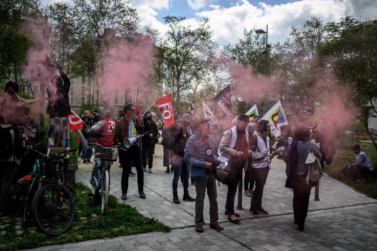 el ejecutivo aún seguido por los manifestantes