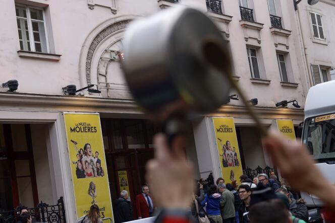 Mężczyzna przewraca garnek podczas demonstracji przed rozpoczęciem 34. gali Molière Awards, przed Teatrem Paryskim, 24 kwietnia 2023 r.