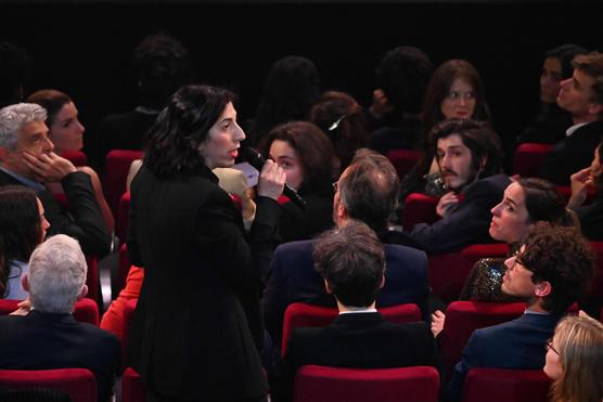 Minister kultury Rima Abdel Malek odpowiada członkom General Culture Union w Théâtre de Paris w Paryżu, 24 kwietnia 2023 r.