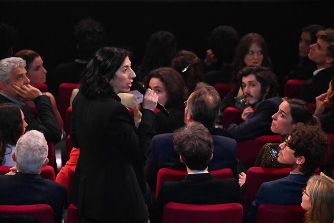 Minister kultury Rima Abdelmalek odpowiada członkom CGT w Théâtre de Paris w Paryżu, 24 kwietnia 2023 r.