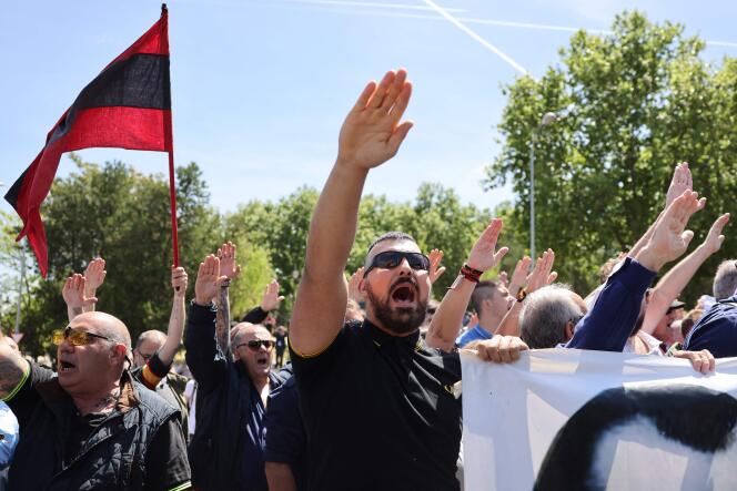 Activistas fascistas saludan frente al cementerio de San Isidro de Madrid en homenaje al político José Antonio Primo de Rivera, fundador de la Falange.  Sus restos, exhumados en la Basílica de El Valle de los Caídos, donde reposaba hasta entonces, fueron trasladados al cementerio madrileño el 24 de abril de 2023.