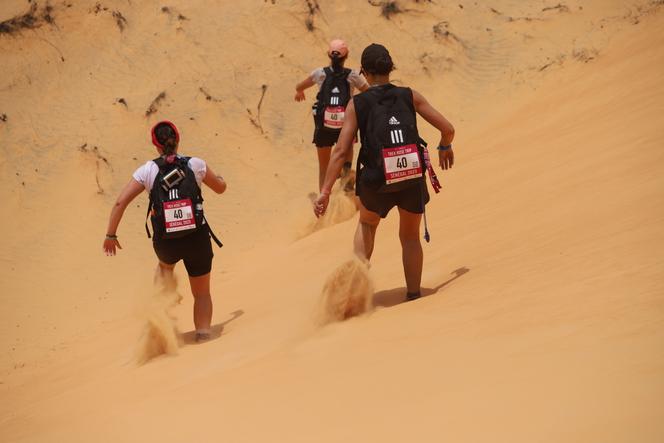 Charlotte, Inès y Aude, de la tripulación 40, en la caminata Rose Trip en el desierto de Lompoul, Senegal, 3 de abril de 2023.