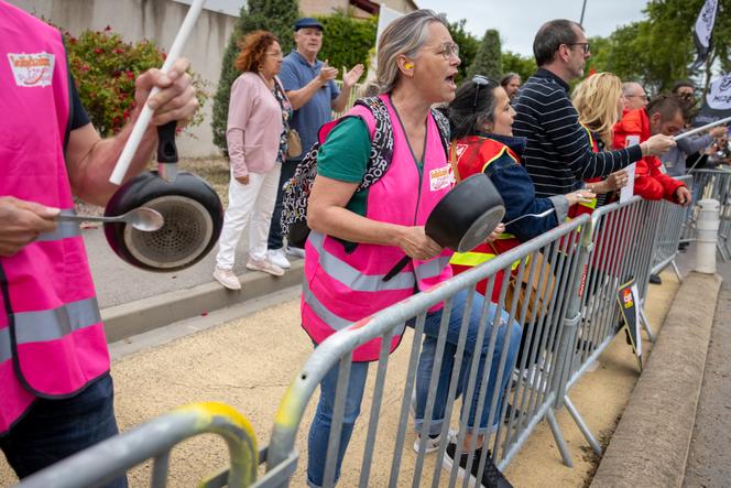 Sindicalistas con cacerolas dan la bienvenida a los ministros Gabriel Attal y Stanislas Guérini que vinieron para un intercambio con los contribuyentes en el ayuntamiento de Mauguio (Hérault), el 25 de abril de 2023.
