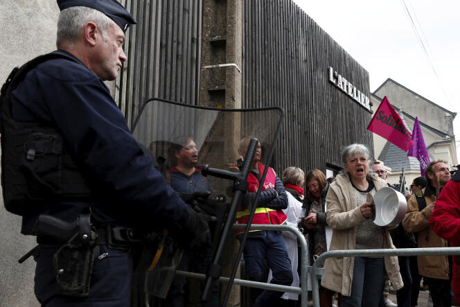 Los manifestantes protestan contra la reforma de las pensiones cerca de un centro de salud universitario antes de la llegada de Emmanuel Macron, en Vendôme (Loir-et-Cher), el 25 de abril de 2023.