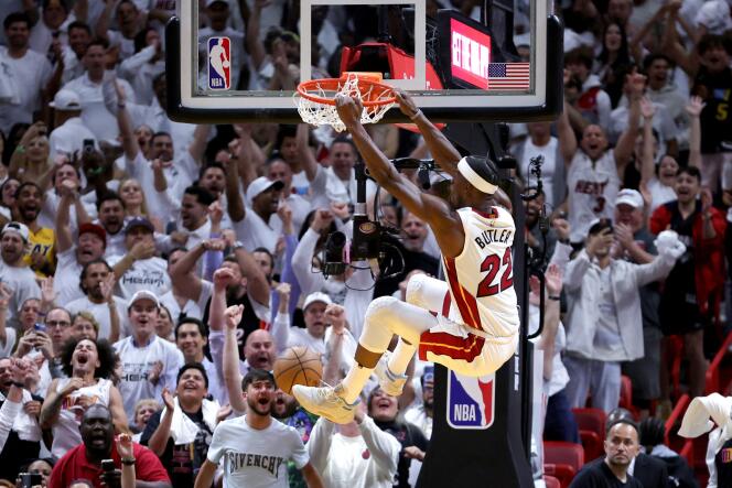 El jugador del Heat Jimmy Butler hace una volcada frente a su audiencia el 24 de abril de 2023 en Miami.
