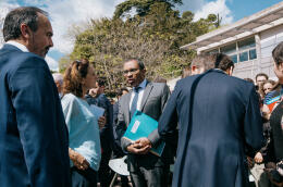 Pap Ndiaye discute avec une enseignante pendant qu'Emmanuel Macron prend place au sein du cercle de parole associant des enseignants, des élèves et des parents d'élèves dans la cour du collège Louise Michel à Ganges (34), le 20 avril 2023