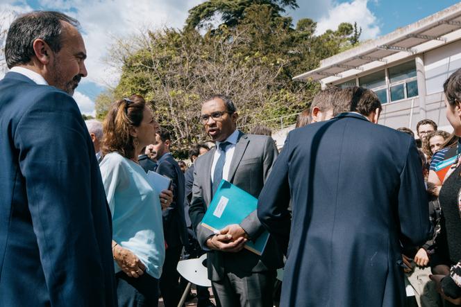 El Ministro de Educación Nacional, Pap Ndiaye, durante una visita al colegio Louise-Michel en Ganges (Hérault), en compañía de Emmanuel Macron, 20 de abril de 2023.