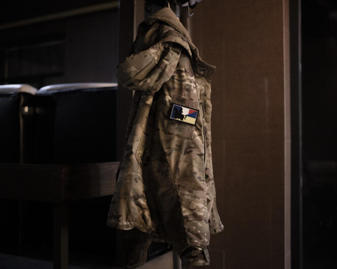 La chaqueta de un soldado francés comprometido en la guerra de Ucrania desde marzo de 2022, luchando en el Donbass.  12 de abril de 2023.