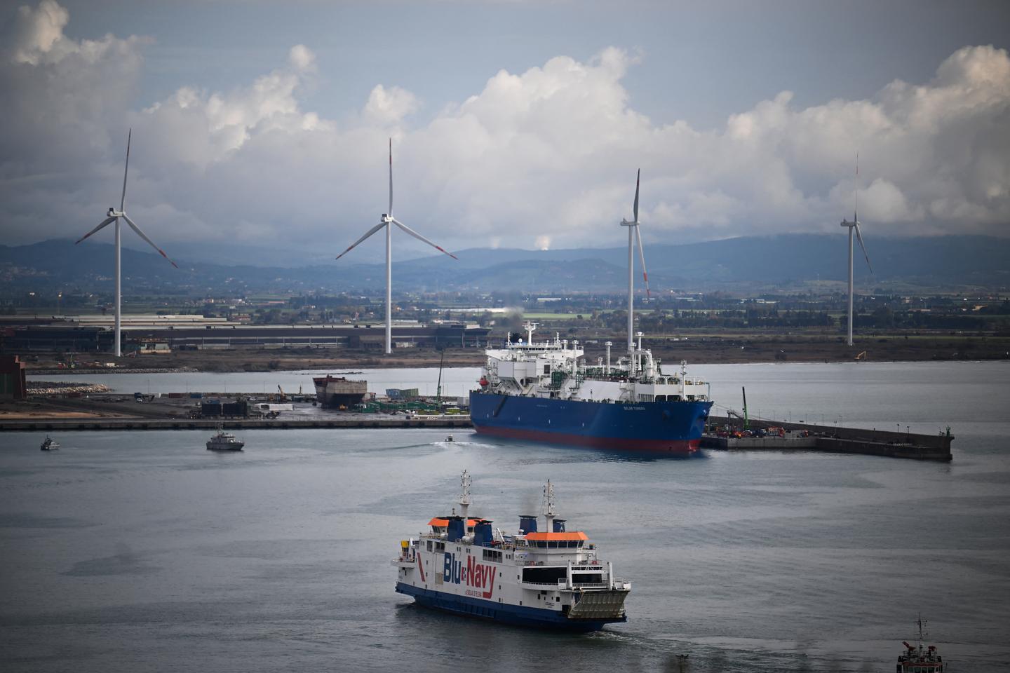 En el puerto italiano de Piombino, el «Golar-Tundra», barco de la discordia