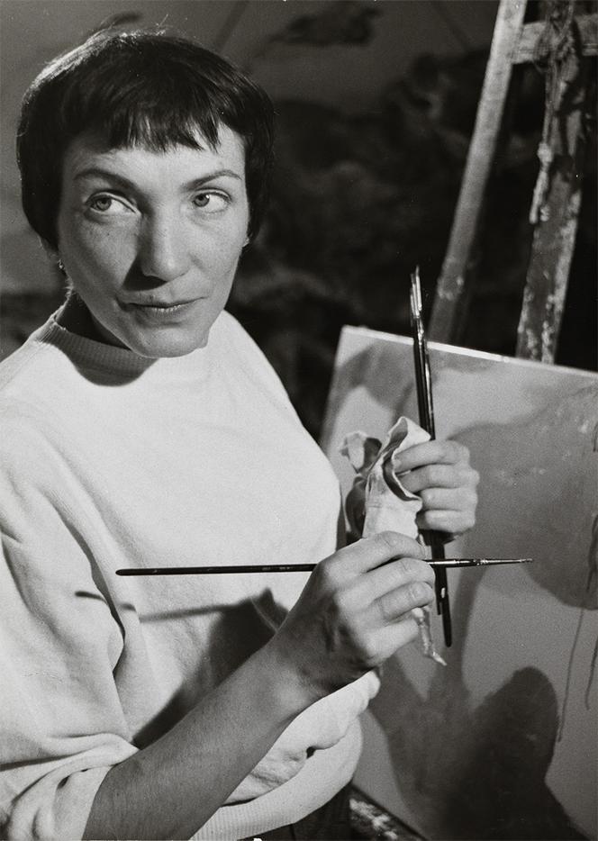 Ursula Schultze-Bluhm peignant dans son atelier, à Francfort-sur-le-Main (Allemagne), en 1966.