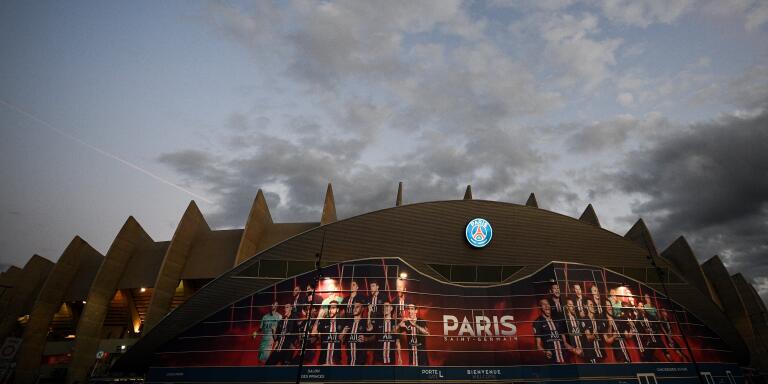 A photograph taken on march 11, 2020 shows the outside of the Parc des Princes stadium, in Paris, ahead of the UEFA Champions League round of 16 second leg football match between Paris Saint-Germain (PSG) and Borussia Dortmund. - The match between Paris Saint-Germain (PSG) and Borussia Dortmund, is held behind closed doors due to the spread of COVID-19, the novel coronavirus. (Photo by FRANCK FIFE / AFP)