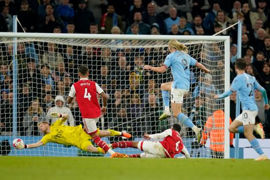 Erling Haaland marca el cuarto gol del Manchester City en el partido de Liga ante el Arsenal (4-1) en el Etihad Stadium de Manchester (Inglaterra), el 26 de abril de 2023.