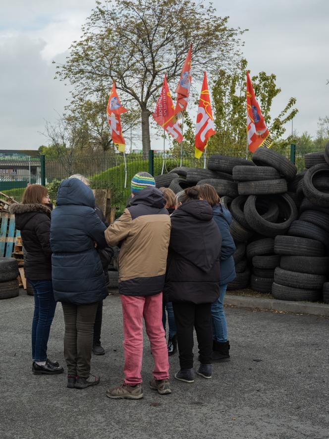 Des salariés du site Vertbaudet de Marquette-Lez-Lille (Nord), en grève depuis le 20 mars, le 24 avril 2023. 