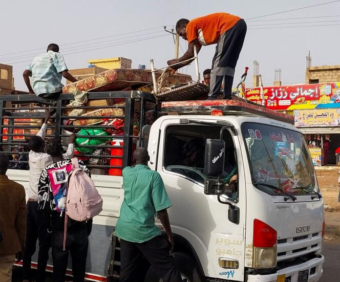 Des habitants rassemblent leurs affaires et s’apprêtent à fuir les affrontements au sud de Khartoum, au Soudan, le 26 avril 2023. 