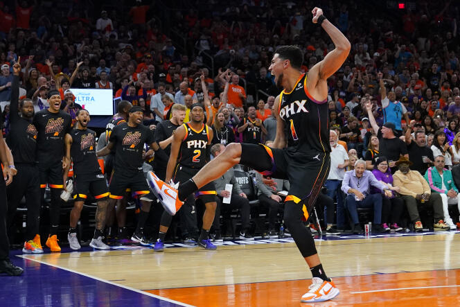 Devin Booker de los Phoenix Suns celebra una canasta durante el Juego 5 de la primera ronda de los playoffs de la NBA contra Los Angeles Clippers, el 25 de abril de 2023 en Phoenix. 