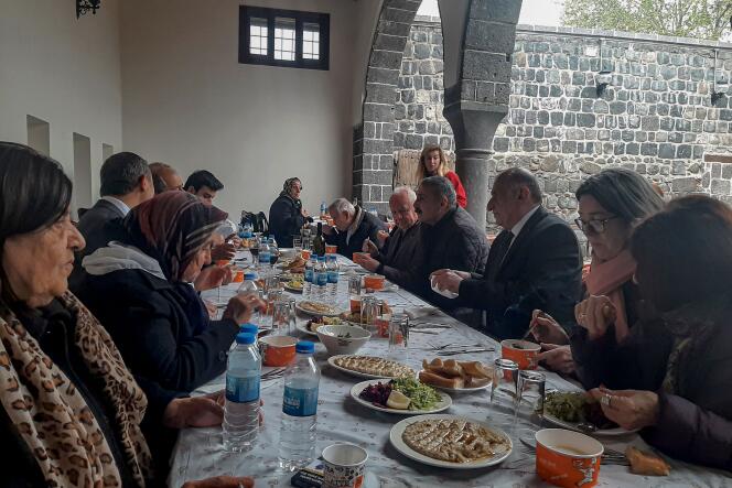 De eerste paasviering in acht jaar in de Sourp Geragos Armeense kerk in Diyarbakir, Zuid-Turkije, op 9 april 2023, nadat deze beschadigd was geraakt door botsingen tussen het Turkse leger en de Arbeiderspartij van Koerdistan (PKK) in 2015 en 2016. 