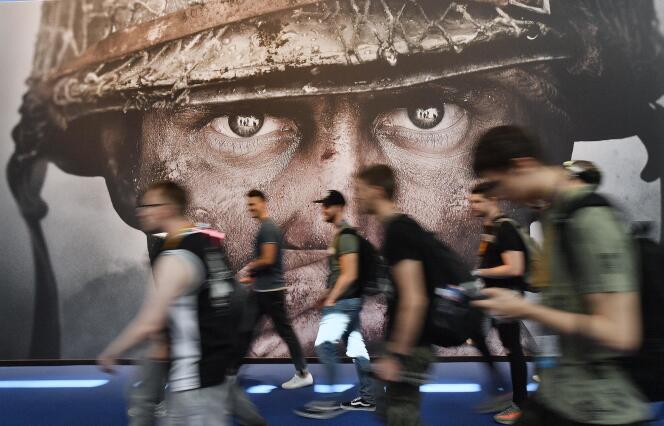 Devant une publicité pour le jeu « Call of Duty », lors du salon Gamescom, à Cologne (Allemagne), le 22 août 2017.