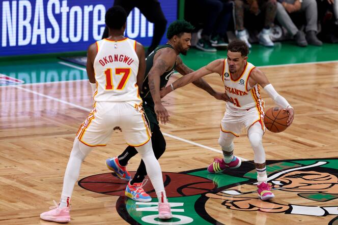 Trae Young de los Atlanta Hawks supera a Marcus Smart de los Boston Celtics en el Juego 5 de la Primera Ronda de los Playoffs de la NBA en el TD Garden de Boston, Massachusetts, el 25 de abril de 2023. 
