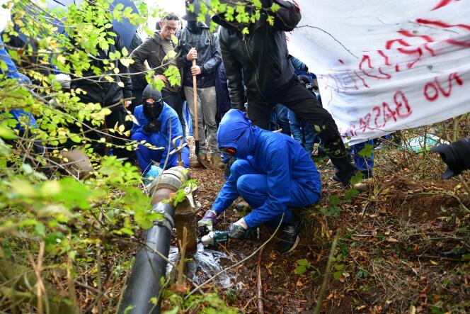 Demonstrators cut an outdoor water pipe during a demonstration in Sainte-Soline (Deux-Sèvres), October 30, 2022.