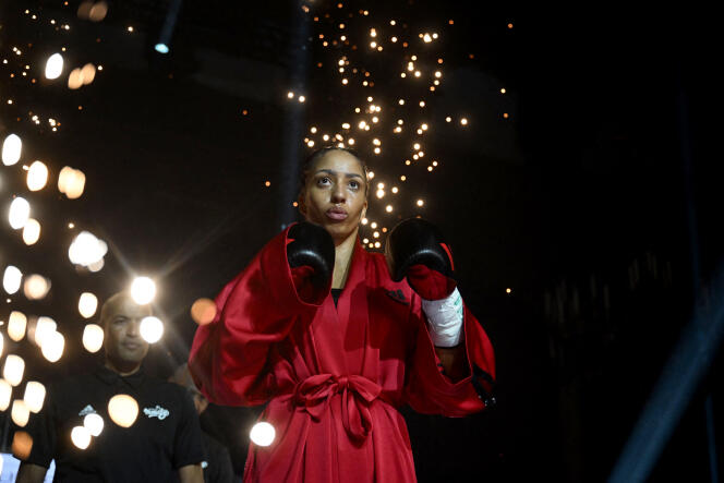 La francesa Estelle Mossely, antes de su pelea contra la malauí Anisha Basheel, por el título IBO de peso ligero, Salle Wagram, en París, el 17 de febrero de 2023. 