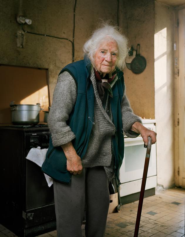 Geneviève, née à Paris en 1916. C’est en 1920 qu’elle s’installe à Saint-Aulaye, en Dordogne, avec ses parents et ses quatre frères et sœurs : « Les terres étaient moins chères en Dordogne. » Sa mère lui fait l’école à la maison. A 23 ans, elle adhère à la Jeunesse agricole catholique et obtient un diplôme. « Je n’ai pas choisi d’être paysanne, mais je n’ai pas choisi autre chose. » En 1943, elle se marie. Elle a trois enfants. Deux de ses fils reprennent les terres lorsqu’ils ont une vingtaine d’années. Quadragénaires, ils arrêtent pour faire autre chose. Elle écrit son premier livre en 1980, « Les cinq filles du Grand-Barrail ».
