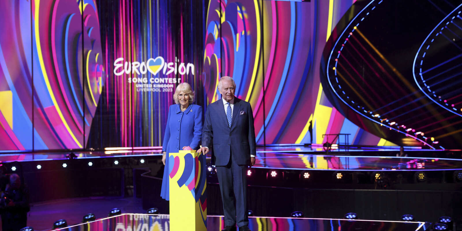 Le roi Charles III et Camilla, la reine consort, allument l’éclairage de la scène alors qu’ils visitent le lieu d’accueil du concours Eurovision de la chanson de cette année, le M&S Bank Arena à Liverpool, en Angleterre, mercredi 26 avril 2023.