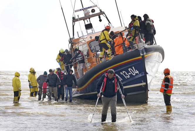 Migrantes rescatados por rescatistas marítimos desembarcan en Dungeness, Inglaterra, el 27 de abril de 2023. 