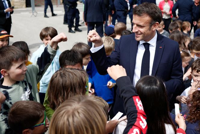     Emmanuel Macron se encuentra con niños en una escuela en La Cluse-et-Mijoux (Doubs) después de visitar el Château de Joux para una ceremonia que marca el 175 aniversario de la abolición de la esclavitud en Francia, el 27 de abril de 2023.