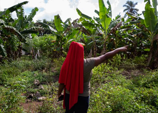 Zainaba Abdou fue desalojada de su casa en la cárcel de Mramadoudou, ubicada en el municipio de Chirongui, en 2021. Muestra el lugar donde se encontraba su casa antes de su destrucción.  En Mayotte, 26 de abril de 2023.