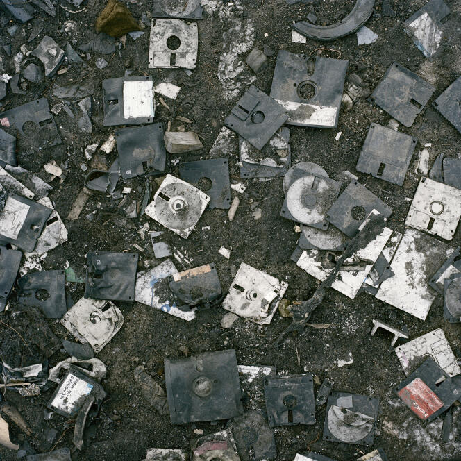 La décharge de déchets électroniques d’Agbogbloshie, près d’Accra (Ghana), en 2010. Dans sa série « Permanent Error », le photographe sud-africain Pieter Hugo dénonce le déséquilibre géopolitique qui permet aux grandes puissances de déverser leurs déchets sur les pays pauvres.

