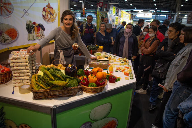 Un stand italiano propone des ustensiles de cuisine lors de la «Foire de Paris», il 28 aprile 2022.