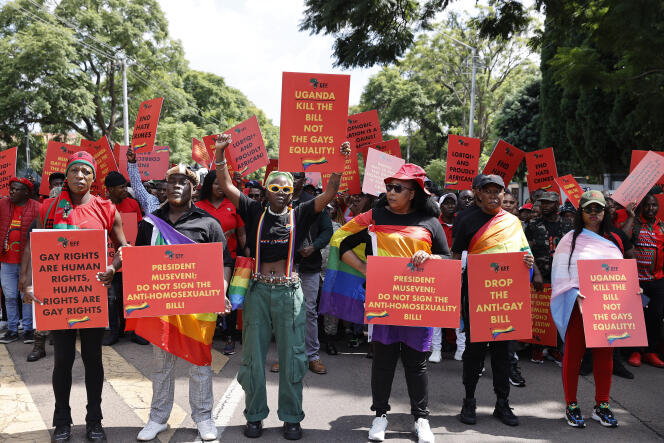 In Pretoria, the South African and Ugandan LGBT+ community demonstrated on April 4, 2023 against the law passed at the end of March which criminalizes homosexuality in Uganda.