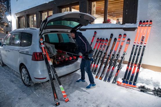 El técnico de Rossignol, Pierre Billon, empaca sus esquís de carrera poco después del anuncio de la cancelación de eventos en la Copa del Mundo de Esquí Alpino Femenino debido a las severas condiciones de nieve, en Sankt Anton am Arlberg, Austria, el 9 de enero de 2019.