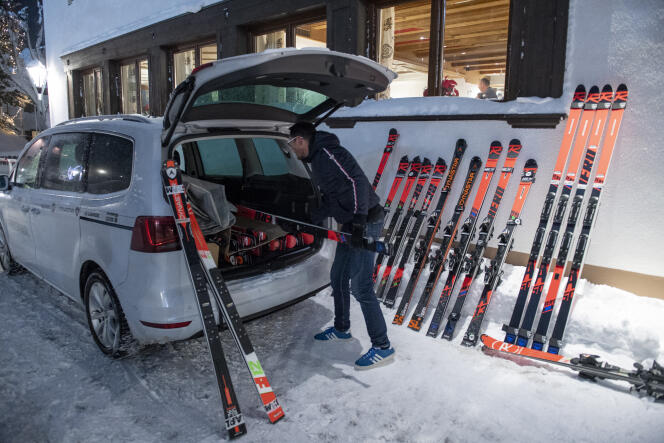Le technicien Rossignol Pierre Billon emballe ses skis de course peu après l’annonce de l’annulation d’épreuves de la Coupe du monde féminine de ski alpin en raison de conditions d’enneigement sévères, à Sankt Anton am Arlberg, en Autriche, le 9 janvier 2019.