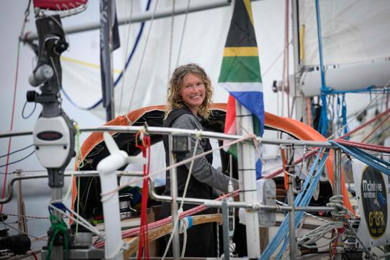 La regatista sudafricana Kirsten Neuschafer, a bordo de su barco,