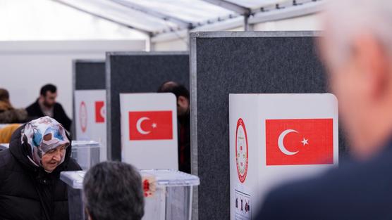 Mesa de votación en el Consulado General de Turquía en Hürth, cerca de Colonia (Alemania), el 27 de abril de 2023. Los turcos en el extranjero pudieron votar en las elecciones presidenciales y legislativas hasta el 9 de mayo.