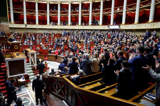 En cas de conflit d’intérêts, les députés sont invités à s’inscrire dans un registre de déport et à s’abstenir de participer aux discussions et aux votes sur certains sujets.