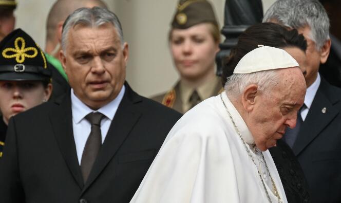El primer ministro húngaro Viktor Orban y el Papa Francisco en el Palacio Sandor en Budapest el 28 de abril de 2023.