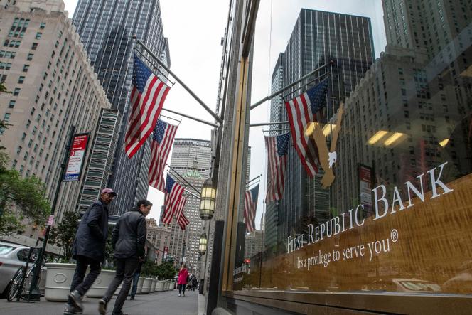 Afuera de una sucursal bancaria de la Primera República en Nueva York el 28 de abril de 2023.