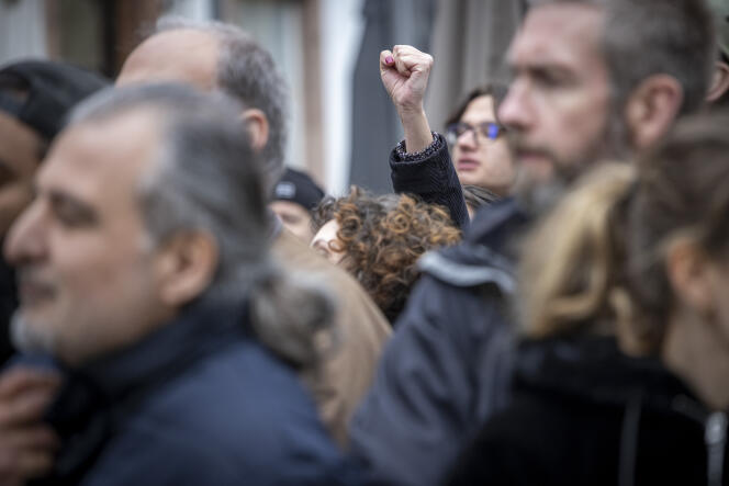 Des opposants à la réforme des retraites, devant la mairie de Sélestat (Bas-Rhin), lors de la visite d’Emmanuel Macron, le 19 avril 2023.