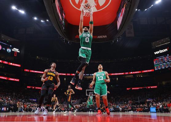 Jayson Tatum de los Boston Celtics se sumerge en el Juego 6 de la Primera Ronda de la Conferencia Este contra los Atlanta Hawks en el State Farm Arena en Atlanta, Georgia, el 27 de abril de 2023.