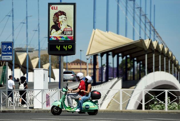Un termómetro callejero marca 44 grados centígrados en Sevilla el 26 de abril de 2023.